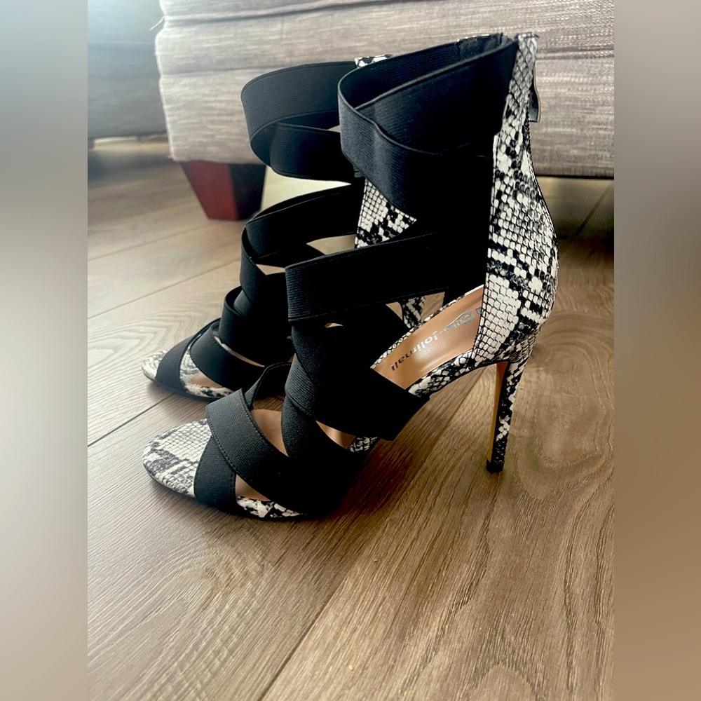 Fun snakeskin pattern high heels. Size 8